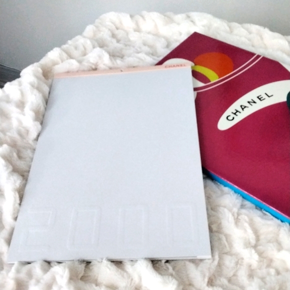 Authentic Chanel book of photos from Spring Collection of 2000 (17" x 12") - Picture 3 of 15